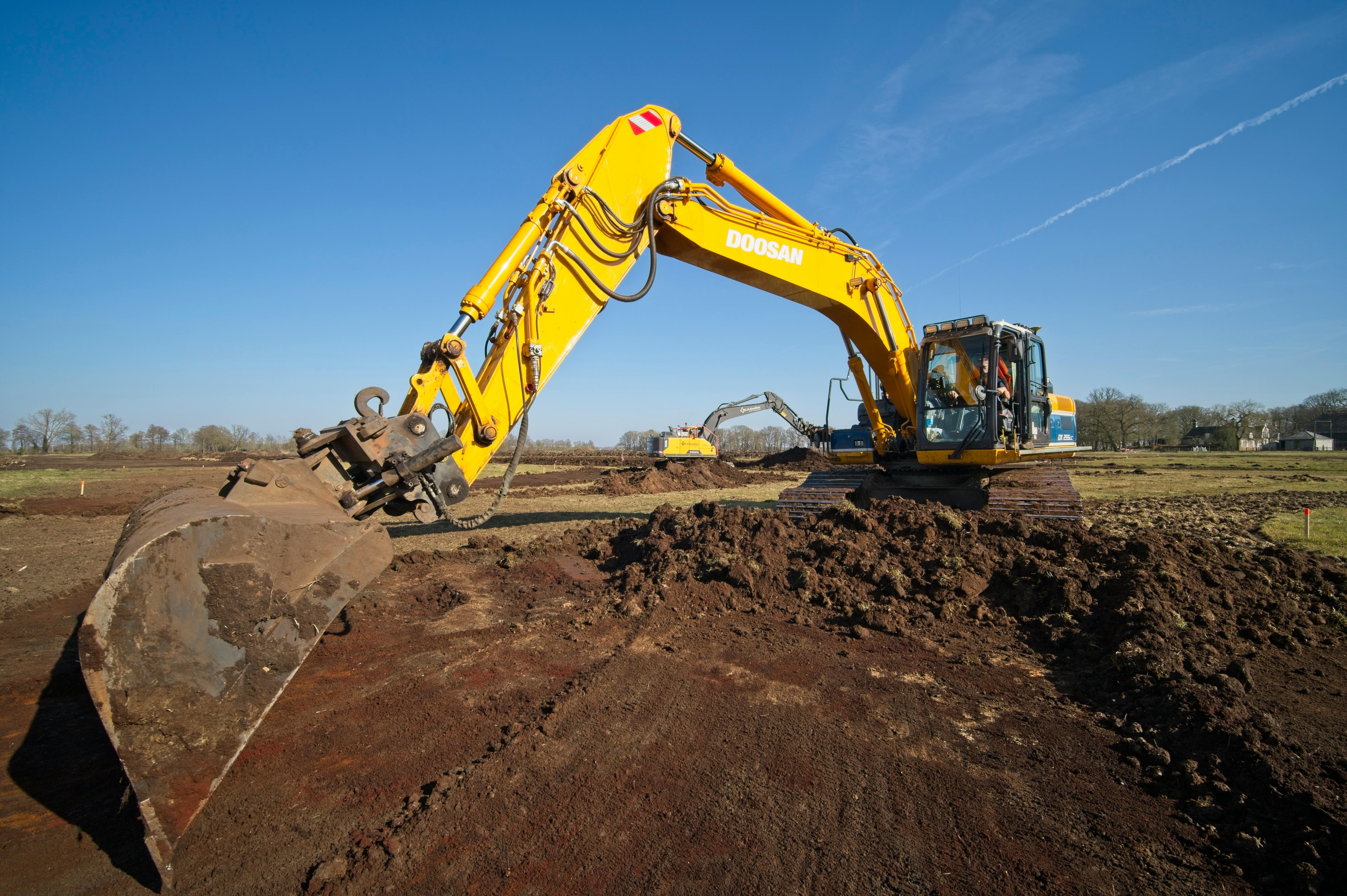Bagger bei Erdbau- und Aushubarbeiten