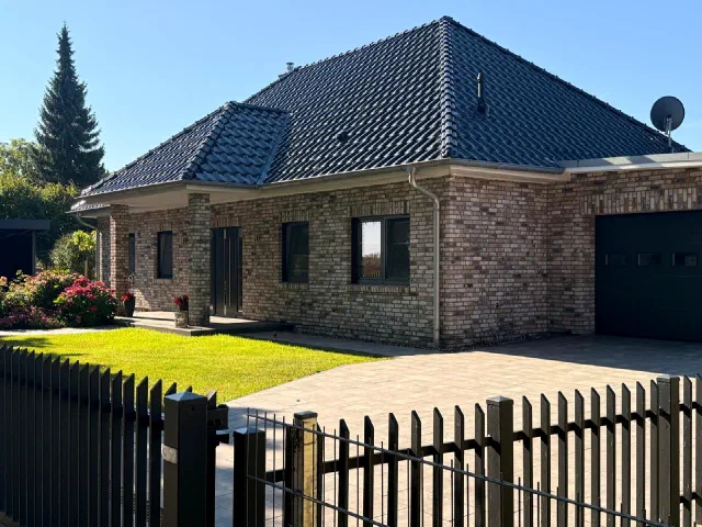 Klinkerbungalow mit integrierter Garage und Zaunanlage