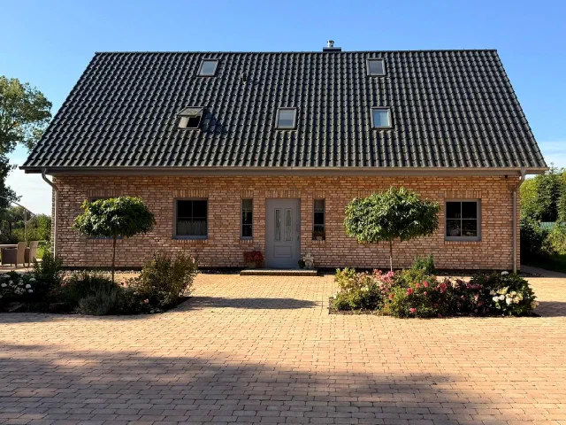Eingeschossiger Klinkerbungalow mit gro&szlig;er gepflasterter Zufahrt