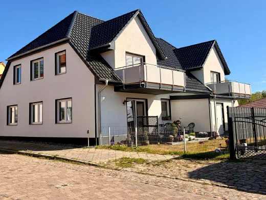 Mehrfamilienhaus mit Balkonen und Terrassen