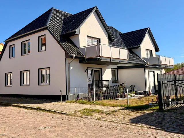 Mehrfamilienhaus mit Balkonen und Terrassen