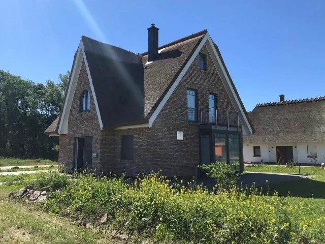 Modernes Klinkerhaus mit steilem Satteldach
